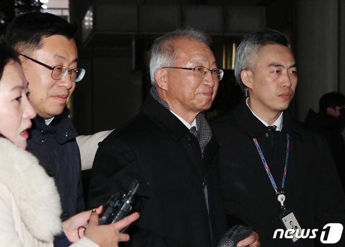 양승태 전 대법원장이 26일 서울 서초구 서울중앙지방법원에서 열린 '사법행정권 남용 혐의' 1심에서 무죄를 선고 받은 뒤 법원을 나서고 있다. (공동취재) 2024.1.26/뉴스1 ⓒ News1 신웅수 기자