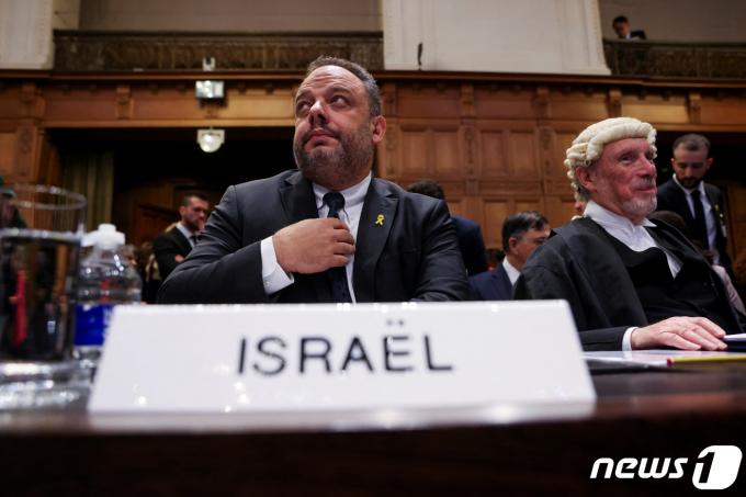 지난 12일(현지시간) 네덜란드 헤이그 국제사법재판소(ICJ)가 개최한 청문회에서 이스라엘 외무부의 탈 베커 법률고문과 영국 법률가 말콤 쇼가 이스라엘 측 자리에 앉아 있다. 2024.01.12/ ⓒ 로이터=뉴스1 ⓒ News1 권진영 기자
