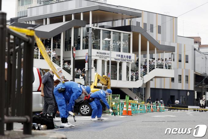 아베 신조(安倍晋三) 전 일본 총리가 8일 참의원 선거를 앞두고 일본 서부 나라시에서 선거 유세 도중 총격을 맞고 쓰러진 현장에서 조사가 이뤄지고 있다. ⓒ 로이터=뉴스1 ⓒ News1 이유진 기자