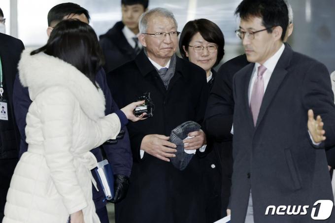 양승태 전 대법원장이 26일 서울 서초구 서울중앙지방법원에서 열린 '사법농단 혐의' 1심에서 무죄를 선고받은 뒤 법원을 나서고 있다. (공동취재) 2024.1.26/뉴스1 ⓒ News1 신웅수 기자