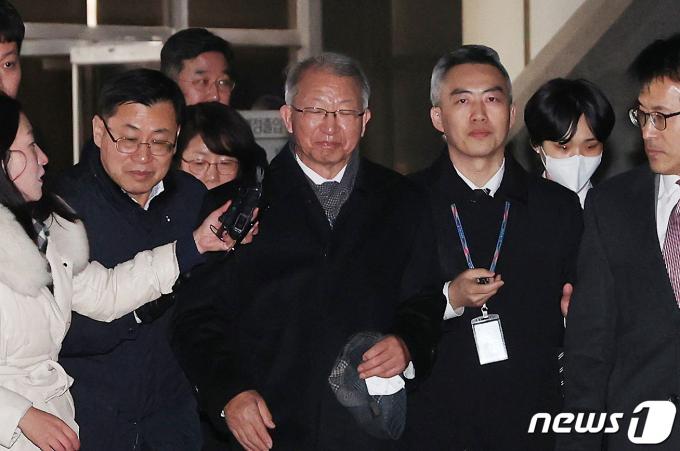 양승태 전 대법원장이 26일 서울 서초구 서울중앙지방법원에서 열린 '사법농단 혐의' 1심에서 무죄를 선고 받은 뒤 법원을 나서고 있다. (공동취재) 2024.1.26/뉴스1 ⓒ News1 신웅수 기자