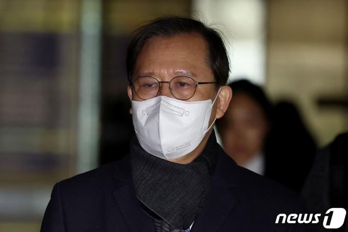 박병대 전 대법관이 26일 서울 서초구 서울중앙지방법원에서 열린 '사법농단 혐의' 1심에서 무죄를 선고받은 뒤 법원을 나서고 있다. (공동취재) 2024.1.26/뉴스1 ⓒ News1 신웅수 기자