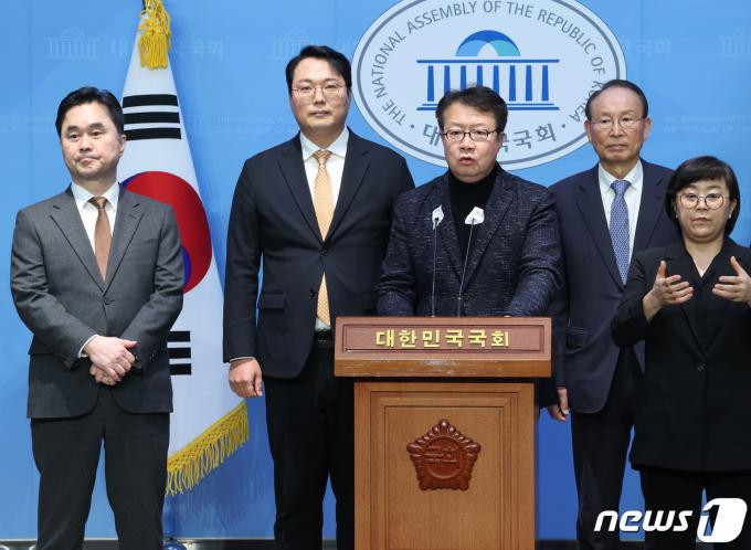 김종민 미래대연합 창당준비위원장(왼쪽부터), 천하람 개혁신당 최고위원, 정태근 미래대연합 창당준비위원장, 최운열 새로운미래 창당준비위원장이 22일 서울 여의도 국회 소통관에서 기자회견을 열고 '공동 비전 협의회' 구성 및 '비전대화' 관련 기자회견을 하고 있다. 2024.1.22/뉴스1 ⓒ News1 송원영 기자