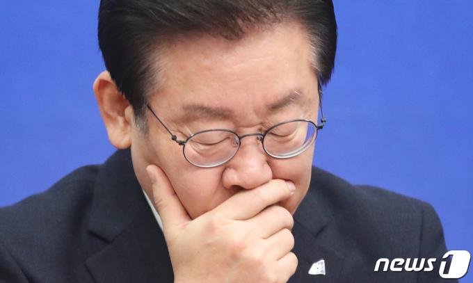 이재명 더불어민주당 대표가 10일 오전 서울 여의도 국회에서 열린 최고위원회의에서 생각에 잠겨 있다. 2023.2.10/뉴스1 ⓒ News1 허경 기자