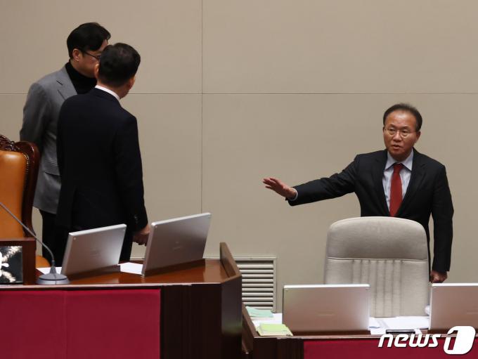 김진표 국회의장과 윤재옥 국민의힘 대표 권한대행, 홍익표 더불어민주당 원내대표가 21일 서울 여의도 국회에서 열린 제411회국회(임시회)제2차본회의에서 '이태원 참사 특별법' 상정 관련 대화를 하고 있다. 2023.12.21/뉴스1 ⓒ News1 ,송원영 기자
