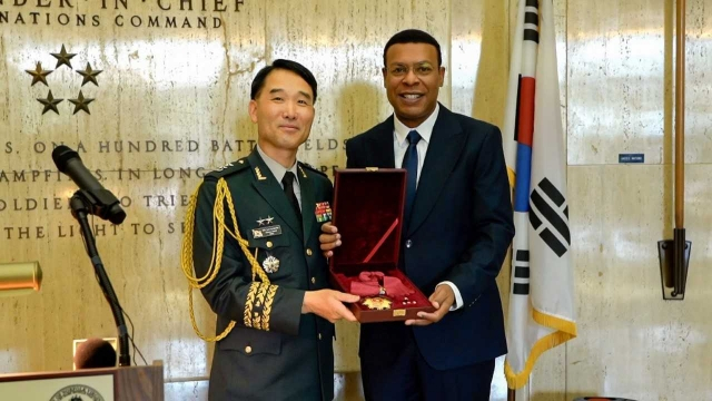 더글라스 맥아더 장군에게 증서만 수여됐던 대한민국 태극무공훈장 실물이 74년 만에 전달됐다. 26일(현지시간) 미국 버지니아 노퍽시에 위치한 맥아더기념관에서 주미국방무관 이경구 소장(왼쪽)이 케네스 알렉산더 노퍽시장에게 맥아더 장군의 태극무공훈장 실물 을 전달하고 있다. /사진=국방부