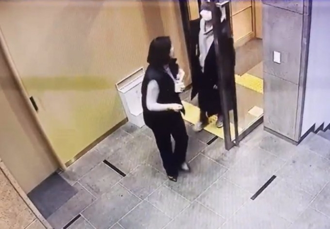 25일 오후 5시23분께 10대 습격범이 넘어진 배현진 의원에 대해 계속해서 공격을 가하고 있는 장면 /사진=배현진 의원실