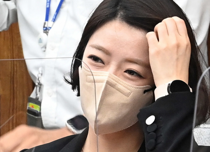 중학생으로부터 돌덩이로 습격당한 국민의힘 배현진 의원이 27일 퇴원했다. 사진은 배 의원이 2022년 7월11일 오전 서울 여의도 국회에서 열린 초선의원모임에 참석해 대화하고 있는 모습./사진=뉴스1