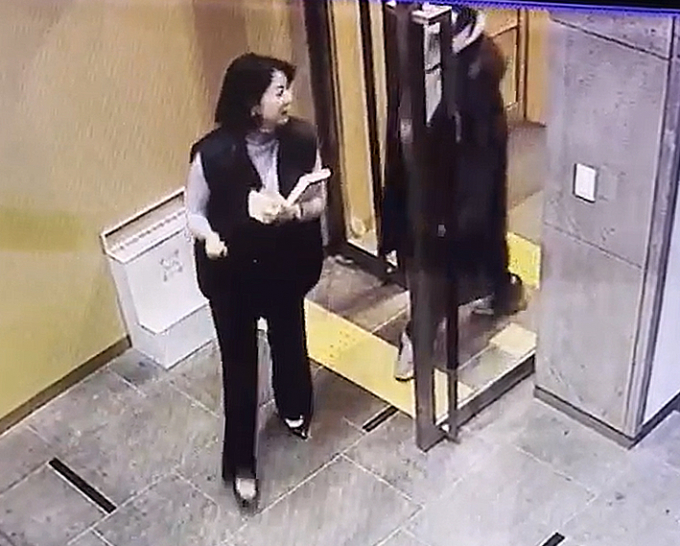  더불어민주당은 10대 중학생에게 둔기로 습격당한 배현진 국민의힘 의원의 퇴원에 "재차 발생한 정치 테러에 대해 매우 안타깝게 생각하며 증오와 혐오의 정치가 사라지길 간절히 기원한다"고 했다. 사진은 배현진 의원 피습관련 폐쇄회로(CC)TV 화면. /사진=베현진 의원실