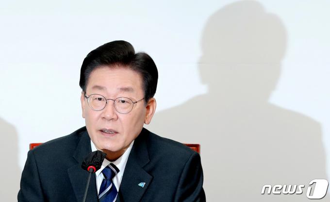 이재명 더불어민주당 대표가 7일 오전 서울 여의도 국회에서 열린 최고위원회의에서 모두발언을 하고 있다. 2022.12.7/뉴스1 ⓒ News1 구윤성 기자