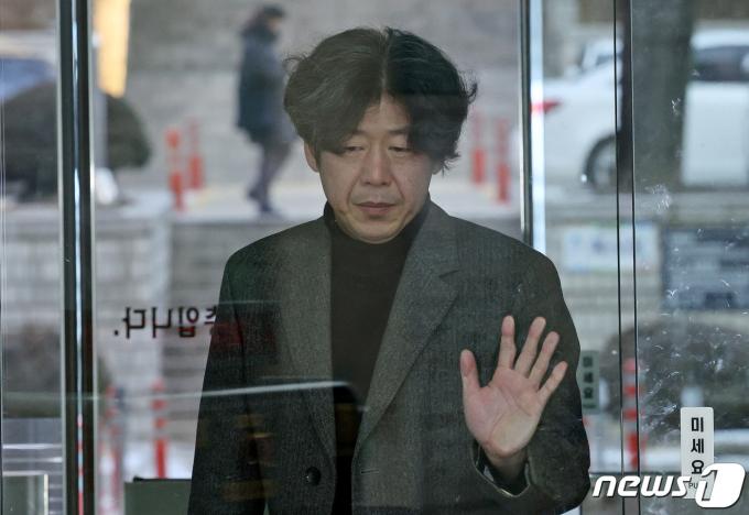 남욱 변호사가 8일 오전 서울 서초구 서울중앙지방법원에서 열린 '대장동 특혜' 관련 특정경제범죄가중처벌 등에 관한 법률위반(배임)등 공판에 출석하고 있다. 2024.1.8/뉴스1 ⓒ News1 장수영 기자