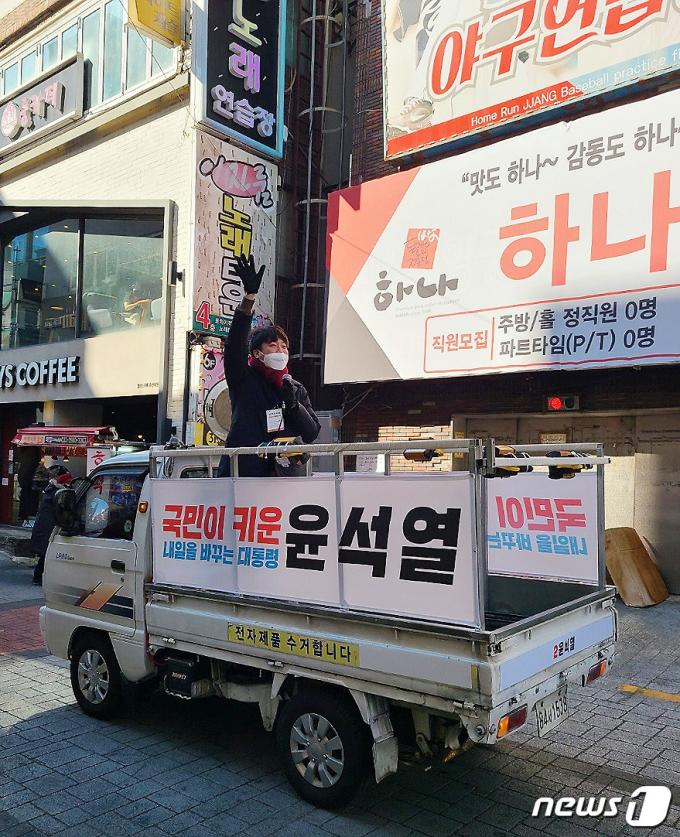 이준석 국민의힘 대표가 15일 오후 부산 북구에서 구포시장 골목길에서 라보유세차를 타고 선거유세를 하고 있다. (국민의힘 제공) 2022.2.15/뉴스1