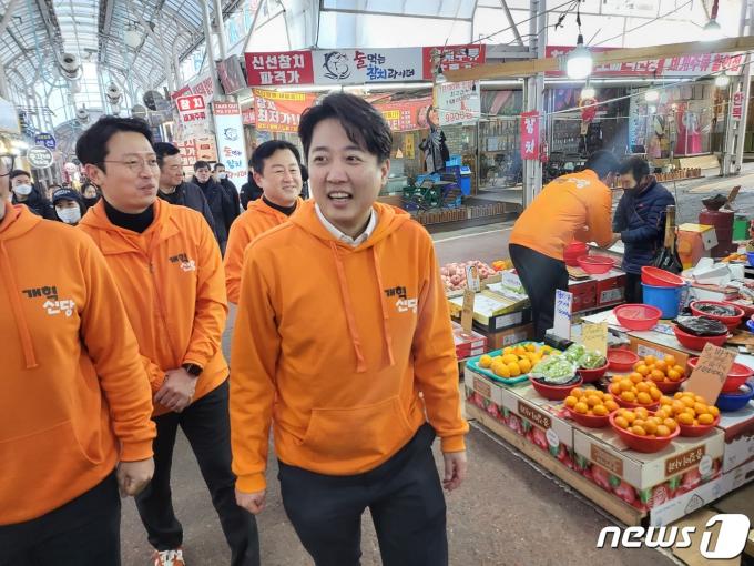 이준석 개혁신당 대표(오른쪽)가 27일 서울 강서구 화곡남부시장을 방문해 시민들과 만나고 있다(개혁신당 제공).