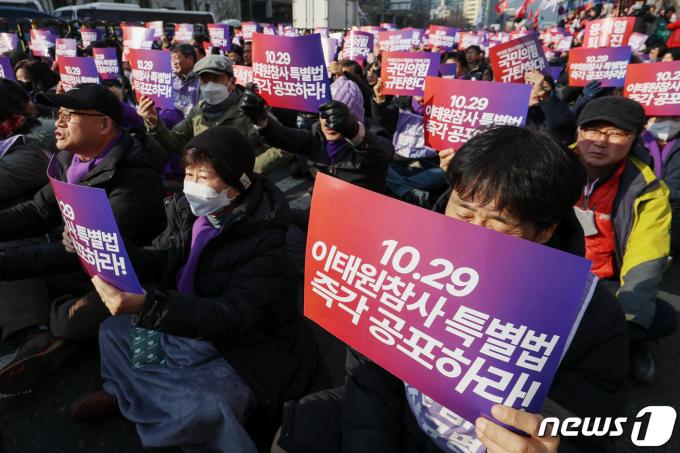 [사진] '이태원참사 특별법 제정 목소리 높이며'