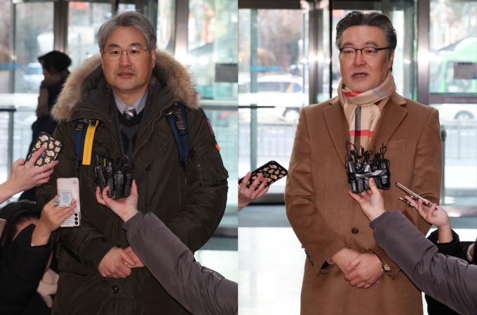 5세대(5G) 이동통신 28㎓ 신규사업자 선정을 위한 주파수 경매 입찰액이 797억원까지 뛰었다. 다음 경매는 오는 29일 속개된다. 사진은 한윤제 스테이지엑스(왼쪽), 윤호상 마이모바일 입찰대리인이 지난 25일 오전 서울 송파구 아이티벤처타워에서 열린 제4 이동통신사 선정을 위한 5세대 이동통신(5G) 28기가헤르츠(㎓) 대역 주파수 신규사업자 경매에 참석한 모습. /사진=뉴스1