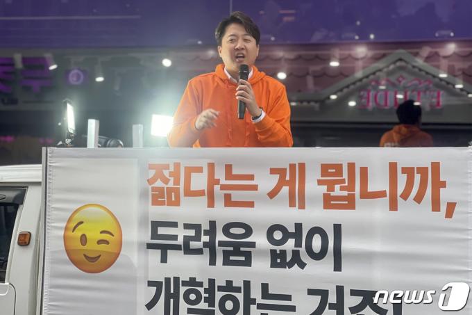 [사진] 트럭 위에 오른 이준석 개혁신당 대표