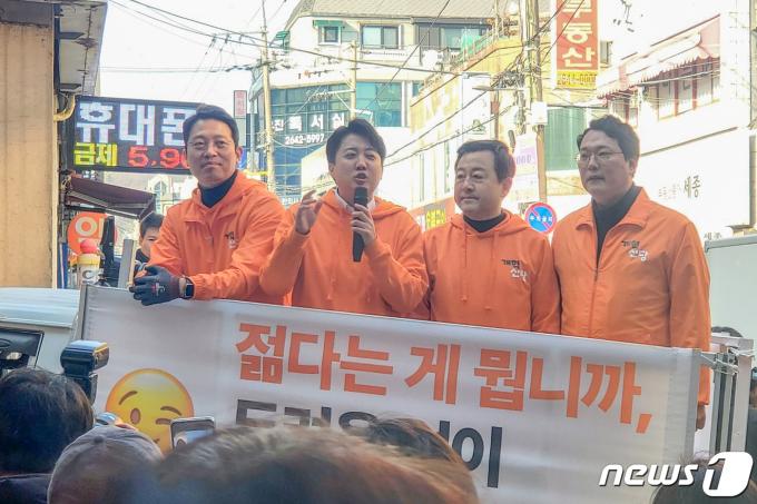 [사진] 화곡동 남부시장 찾아 시민들 만난 이준석