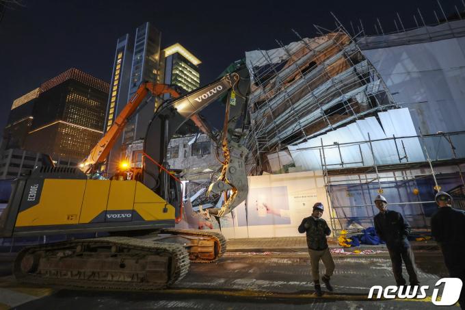 [사진] 주저앉은 종로구청 재건축 현장 가림막