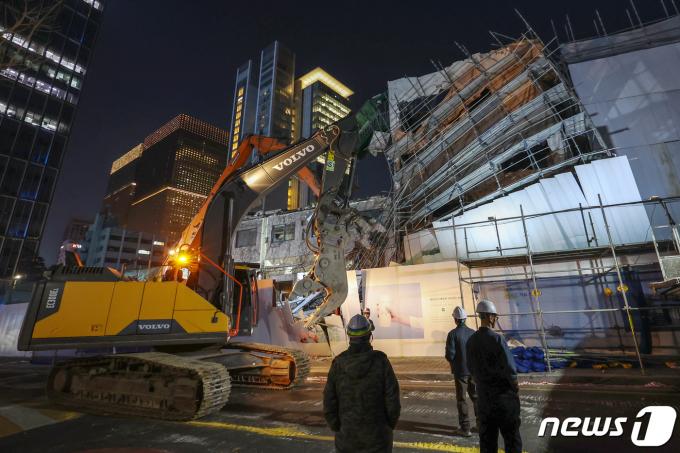 [사진] 종로구청 재건축 현장 가림막 붕괴