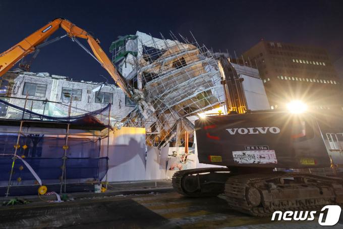 [사진] 주저앉은 종로구청 재건축 공사장 가림막