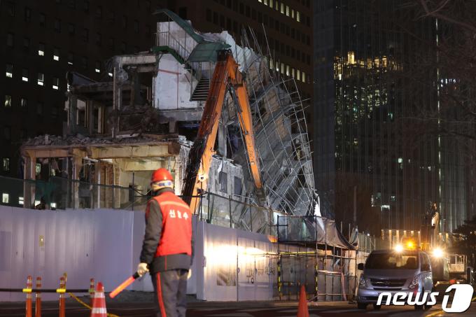 [사진] 무너져 내린 종로구청 재건축 현장 가림막