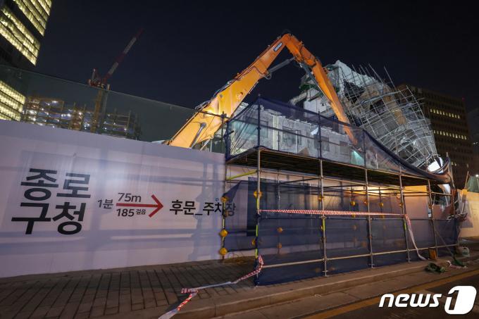 [사진] 가림막 주저앉은 종로구청 재건축 현장