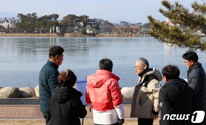 [사진] 경포호수광장 찾은 유인촌 문체부 장관