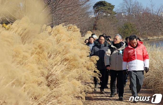[사진] 강릉 바우길 걷는 유인촌 장관