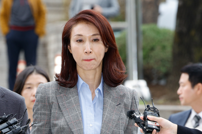 노소영 아트센터 나비 관장이 지난해 11월9일 서울 서초구 고등법원에서 열린 최태원 SK그룹 회장과의 이혼소송 2심 변론기일에 출석하고 있다. / 사진=뉴스1