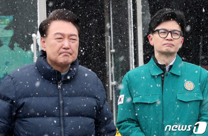 윤석열 대통령이 23일 화재가 발생한 충남 서천 특화시장을 찾아 한동훈 국민의힘 비상대책위원장과 함께 화재 현장을 둘러보고 있다. 2024.1.23/뉴스1 ⓒ News1 김기태 기자