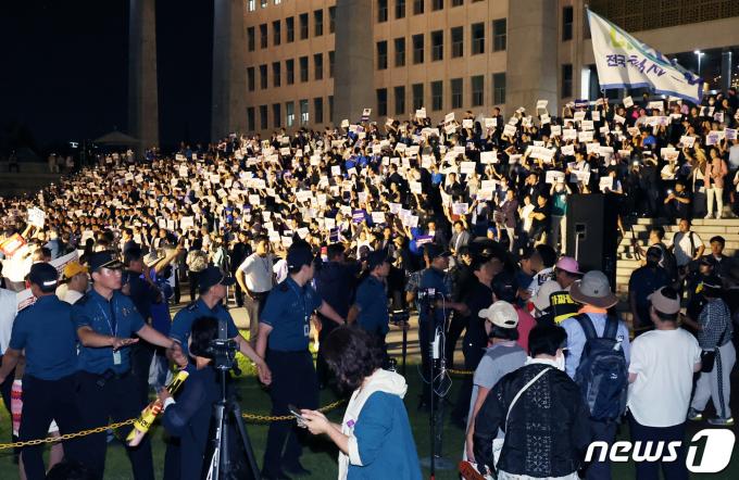 1일 저녁 서울 여의도 국회 본청 앞에서 열린 민주당 '민주주의 회복 촛불문화제'에서 보수 유튜버들이 경찰과 대치하고 있다. 2023.9.1/뉴스1 ⓒ News1 송원영 기자