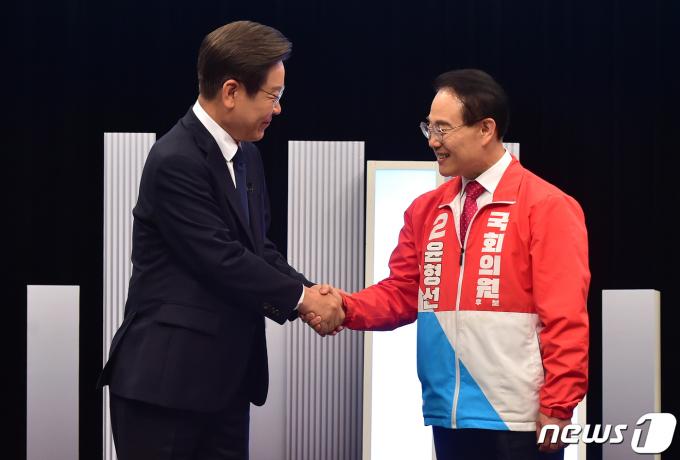 이재명 더불어민주당 후보와 윤형선 국민의힘 후보가 25일 경기 부천시 오정동 OBS 방송 스튜디오에서 열린 '인천 계양을 보궐선거 후보 초청 토론회'에서 인사를 나누고 있다. (인천사진공동취재단) 2022.5.25/뉴스1