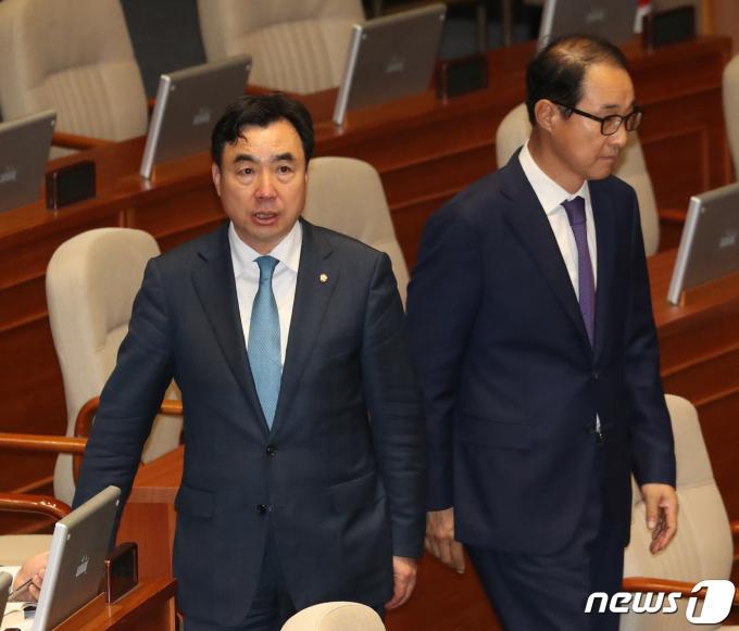 더불어민주당 '2021 전당대회' 돈 봉투 의혹을 받고 있는 윤관석·이성만 무소속 의원이 12일 오후 서울 여의도 국회에서 열린 제407회 국회(임시회) 제 1차 본회의 체포동의안 안건과 관련 투표를 마치고 이동을 하고 있다.  . 2023.6.12/뉴스1 ⓒ News1 송원영 기자