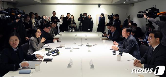 24일 오후 서울 중구 달개비에서 열린 '제26차 의료현안협의체'에서 참석자들이 회의 전 대화를 나누고 있다. 이날 회의에서는 의과대학 정원 증원 규모와 의사면허 관리 관련 논의할 예정이다. 2024.1.24/뉴스1 ⓒ News1 황기선 기자