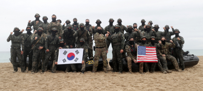 지난해 8월 강원도 양양군 해상침투전술훈련장에서 'UFS/TIGER' 일환 특전사 연합 해상침투 훈련이 진행된 가운데 육군특수전사령부, 주한미특수작전사령부 장병들이 훈련을 마친 뒤 기념촬영을 하고 있다. /사진=공동취재단(뉴스1)