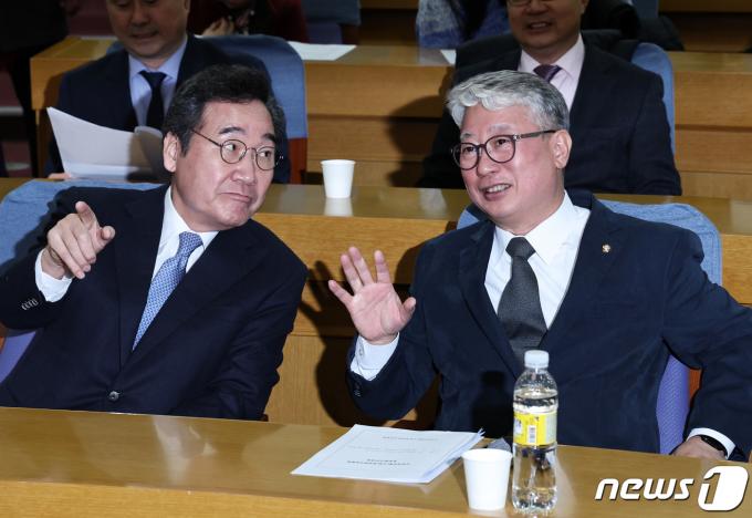 이낙연 전 더불어민주당 대표(왼쪽)와 조응천 미래대연합(가칭) 창당준비위원장. 뉴스1 ⓒ News1 구윤성 기자
