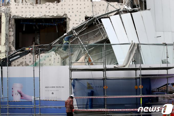 [사진] 무너져 내린 종로구청 재건축 현장 가림막