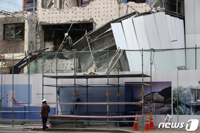 [사진] 주저앉은 종로구청 재건축 현장 가림막