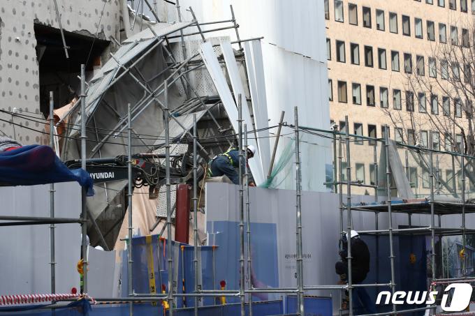 [사진] 무너져 내린 종로구청 재건축 현장 가림막