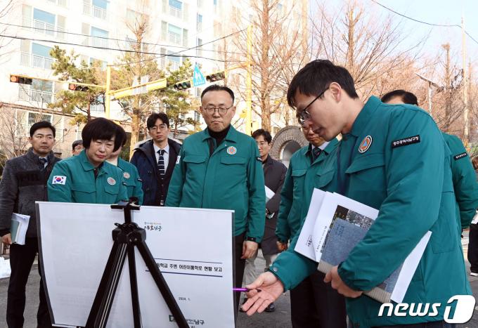 [사진] 어린이 통학로 안전 점검하는 이한경 본부장