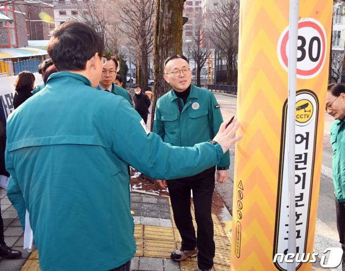 [사진] 이한경 재난안전관리본부장, 어린이 통학로 안전 점검