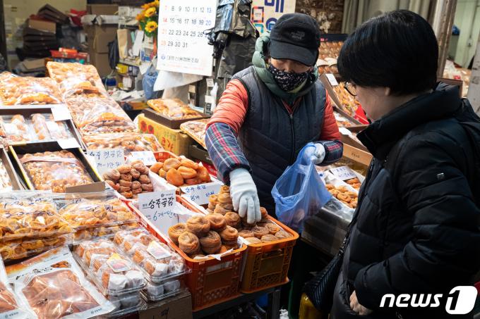 [사진] 제수용품 구매하는 시민