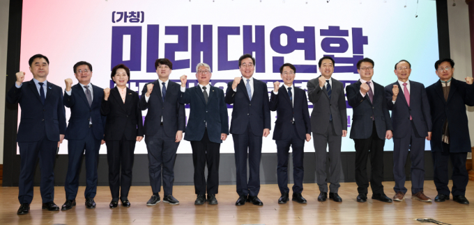  왼쪽부터 김종민, 박원석, 양향자 한국의희망 대표, 이준석 개혁신당(가칭) 정강정책위원장, 조응천, 이낙연 전 더불어민주당 대표, 이원욱, 금태섭 새로운선택 대표, 정태근, 최운열 전 의원, 최성 전 고양시장. /사진=뉴스1