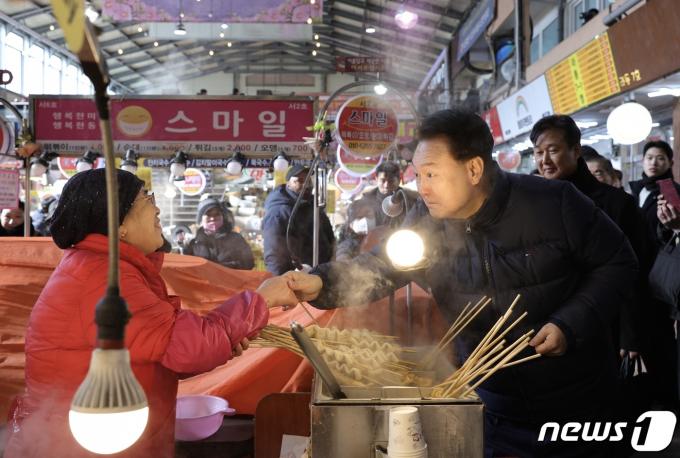 윤석열 대통령이 25일 경기 의정부제일시장을 찾아 상인과 악수하고 있다. (대통령실 제공) 2024.1.25/뉴스1 ⓒ News1 안은나 기자