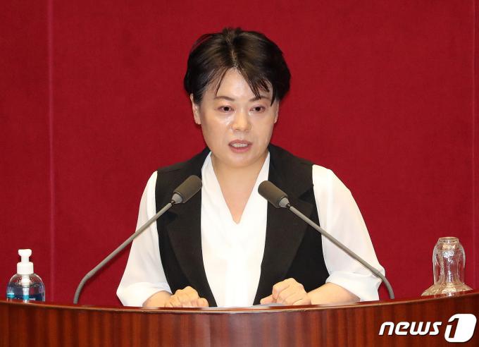 윤희숙 미래통합당 의원이 30일 오후 서울 여의도 국회에서 열린 제380회국회(임시회) 제7차 본회의에서 자유발언을 하고 있다. 2020.7.30/뉴스1 ⓒ News1 박세연 기자