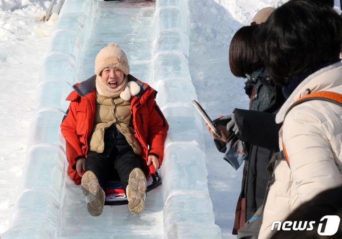 [사진] '동심으로 돌아가요'