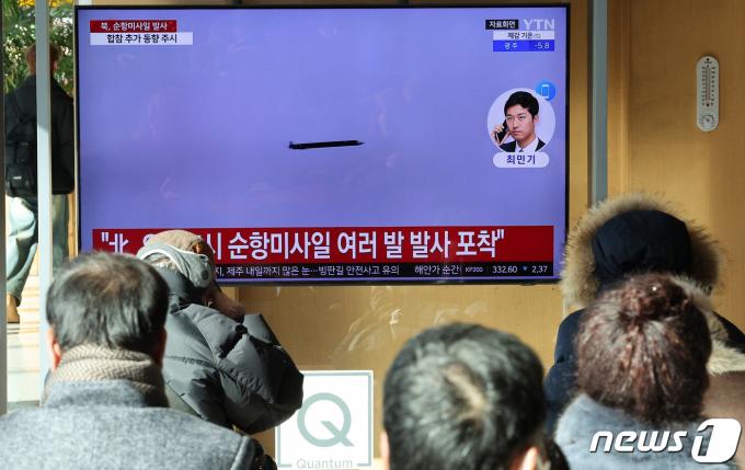 서울 중구 서울역을 찾은 시민들이 북한 미사일 발사 뉴스를 시청하고 있다./뉴스1 ⓒ News1 장수영 기자