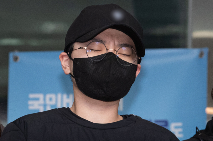 지난해 재벌 3세, 재벌 혼외자 등을 사칭하며 사기 행각을 벌인 혐의로 구속된 전청조가 서울 송파경찰서에서 검찰로 송치되고 있다. /사진=뉴스1