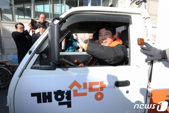 [사진] 이준석 대표, 소형 트럭 타고 골목길 정책 홍보