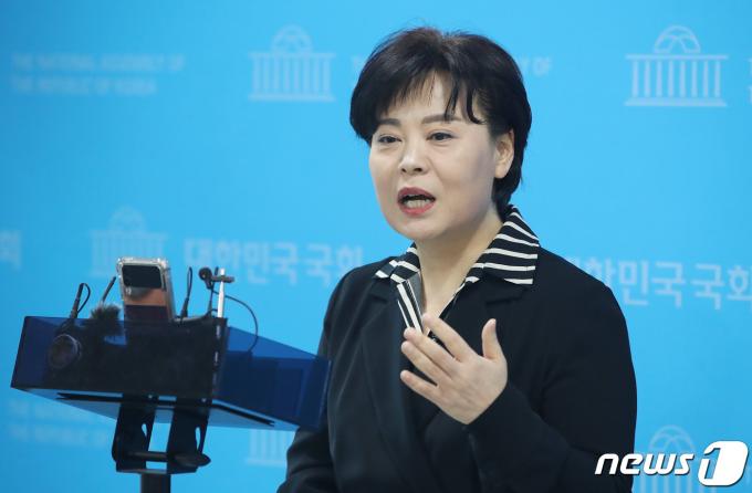 윤희숙 전 국민의힘 의원이 28일 오후 서울 여의도 국회 소통관에서 제22대 국회의원 선거(총선) 서울 중·성동갑 출마 기자회견을 마치고 취재진의 질문에 답하고 있다. 2024.1.28/뉴스1 ⓒ News1 임세영 기자